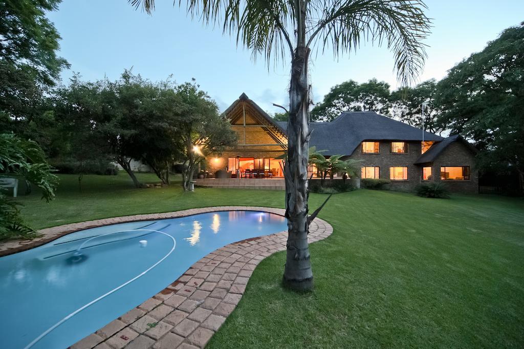 50 On Shepherd Boutique Guest House Sandton Exteriör bild